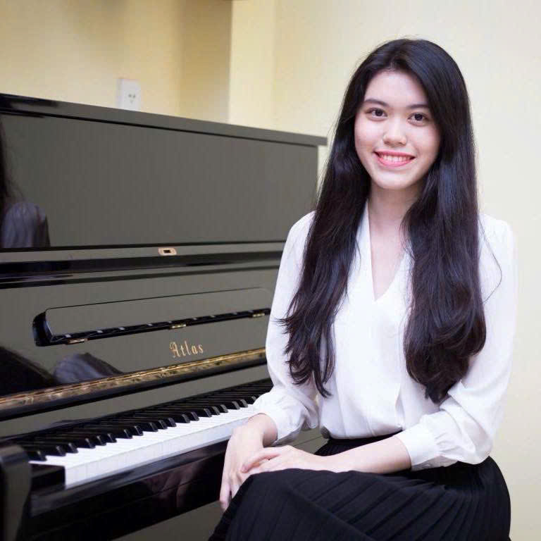 Ms. Ashley (Linh) – Piano instructor